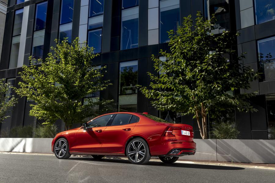  Volvo S60 T8 R-Design 2018 года  (WW) (фото 37 из 40)